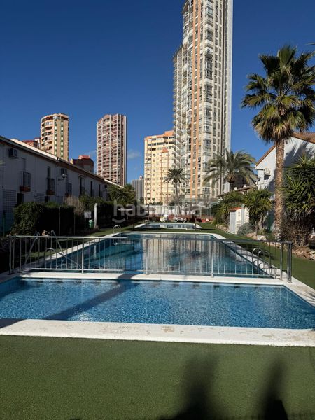 Foto ded08c40-376e-4b76-9cf3-eaa36f51d359. Casa adossada amb piscina a Rincón Bajo Benidorm