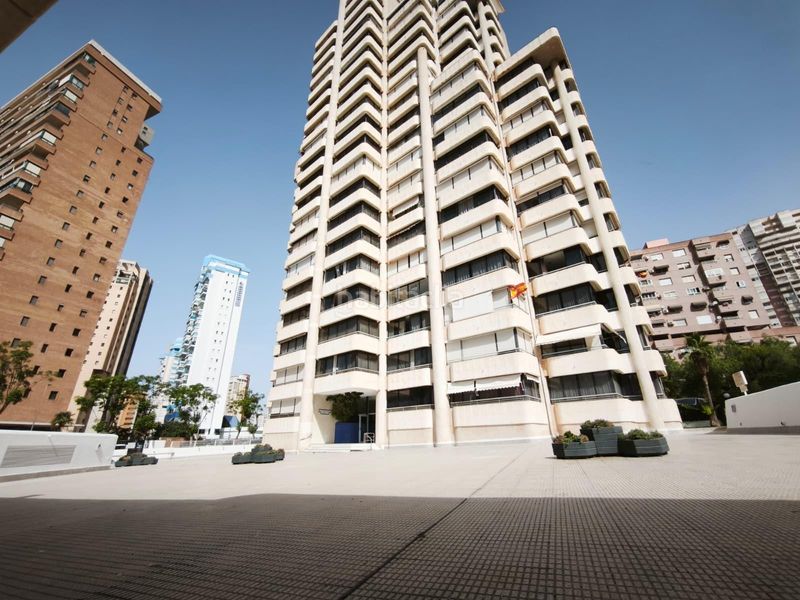 Foto 6ef52f5d-d5e2-4406-8c39-5cbeee7363f3. Pis amb calefacció piscina a Levante Alto Benidorm
