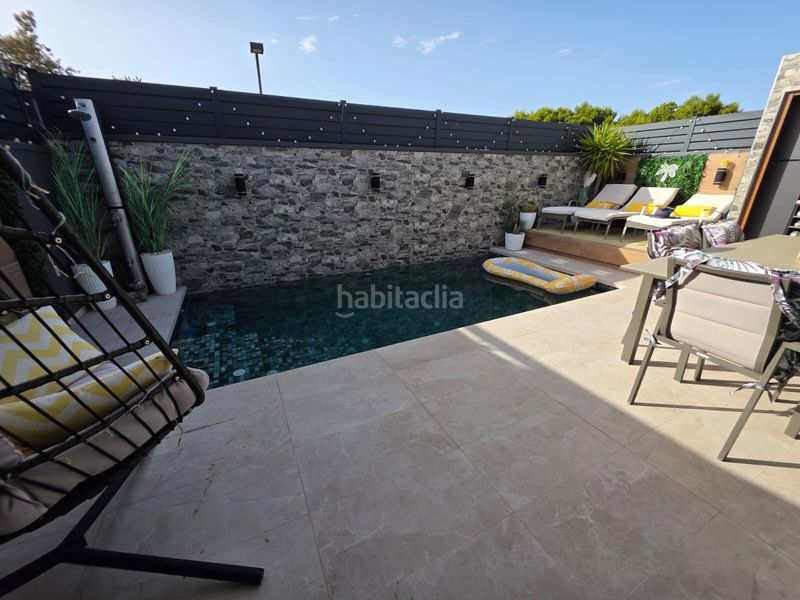 Foto c48155cc-3833-4975-ac7d-2cef4af24ea9. Casa adossada amb aparcament piscina a Agua Amarga - Urbanova Alicante