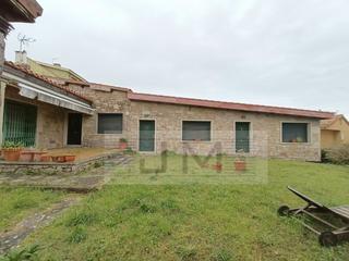 Casa a Aguiño. Se vende casa con terreno en aguiño