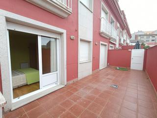 Appartement à Santa Uxía de Ribeira. Se vende apartamento con patio cerca de la playa de coroso