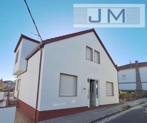 Maison à Aguiño. Se vende casa con jardín en aguiño