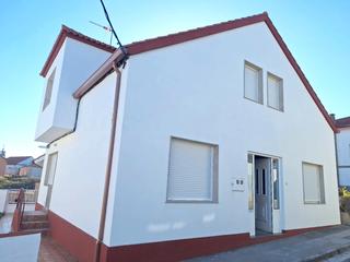 Casa a Aguiño. Se vende casa con jardín en aguiño
