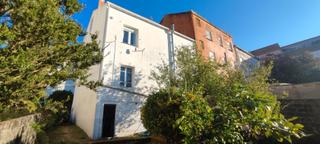 Casa aparellada  Rúa ramón aller. Se vende casa con jardín en ribeira