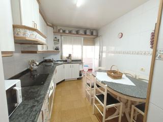 Pis a Santa Uxía de Ribeira. Se vende piso de 4 habitaciones en pleno centro de ribeira
