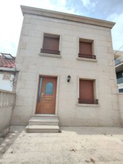 Maison à Castiñeiras. Se vende casa con vistas al mar en castiñeiras