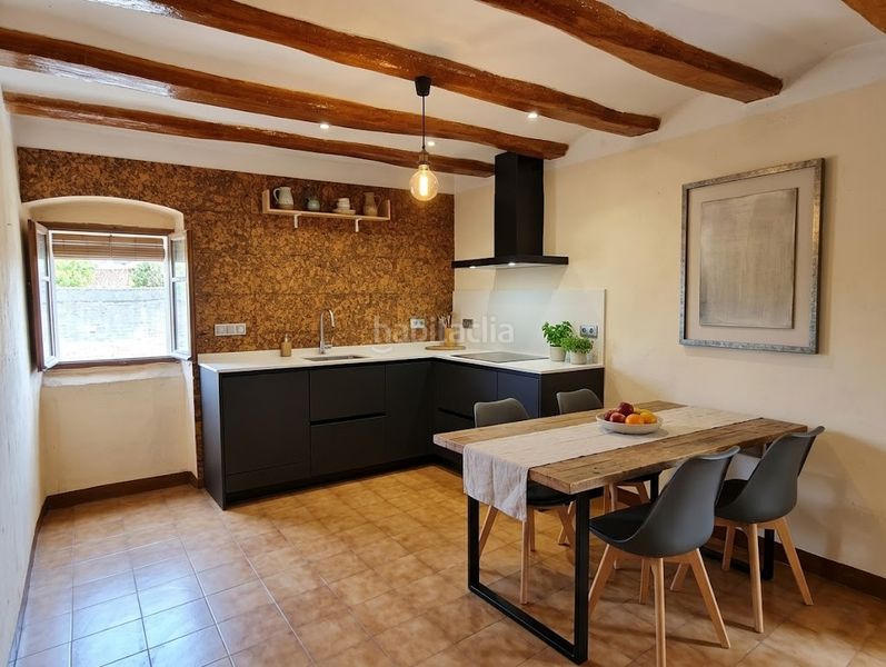 Foto c6959bd9-bb39-48ba-8270-c6e74eff7272. Casa aparellada a Centre Badalona