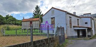 Maison à Pobra do Caramiñal (A). Casa con jardín y hórreo