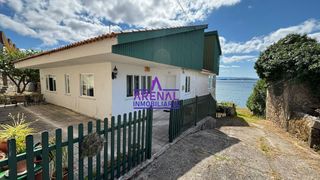 Casa en Pobra do Carami�al (A). Casa en 1� l�nea con jard�n