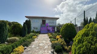 Chalet in Boiro. Con piscina y pista de tenis