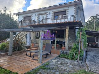 Haus in Pobra do Caramiñal (A). Casa con garaje y jardín