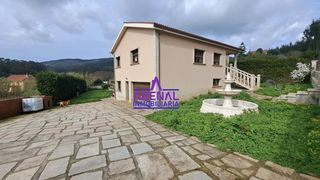 Chalet in Pobra do Caramiñal (A). Casa moderna con amplia parcela y gran garaje