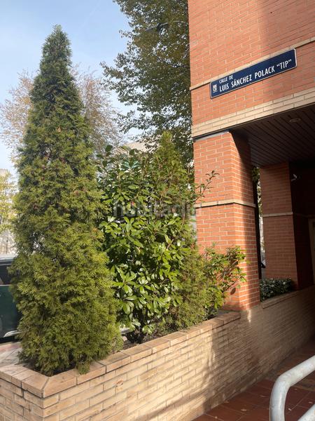 Foto 86c6aa85-6a19-42a9-81a3-9830bf68f25c. Penthouse with fireplace heating parking pool in Simancas Madrid