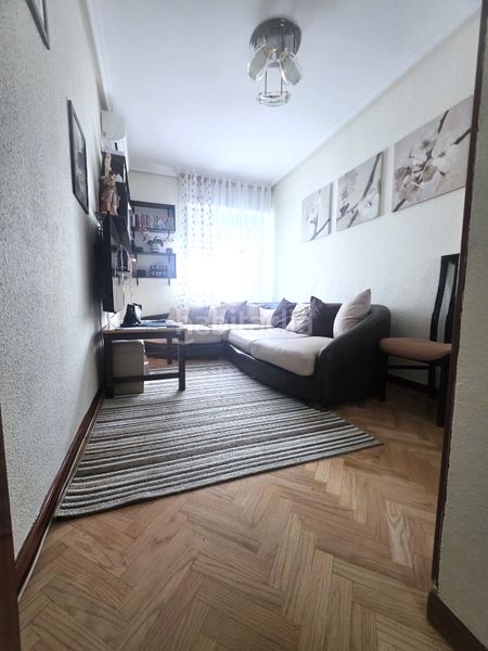 Foto 0f41f7e6-b3c7-42cf-9489-cd307b8815b9. Flat with heating in Los Rosales Madrid