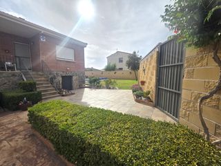 Chalet en Galápagos. Bastia inmobiliaria vende fantástico chalet independiente con pi