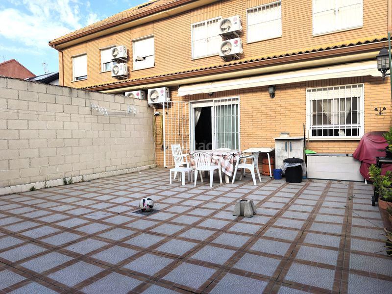 Foto b9206cae-35ab-40ff-855d-db45945fab2b. Casa adossada amb calefacció aparcament a Yuncos