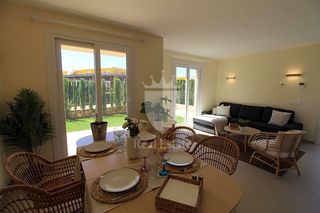House in Sa Ràpita - Ses Covetes. Exclusiva vivienda unifamiliar con piscina comunitaria en el par