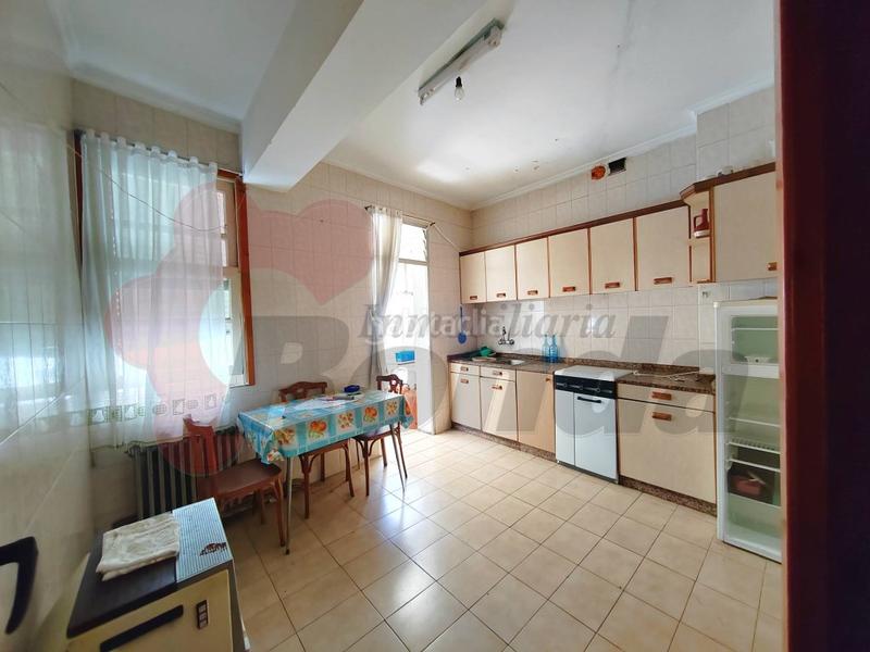 Foto f76d9e05-8057-46b4-986c-873c496005c7. Edificio dos edificios en rúA Milagrosa en A Milagrosa Lugo