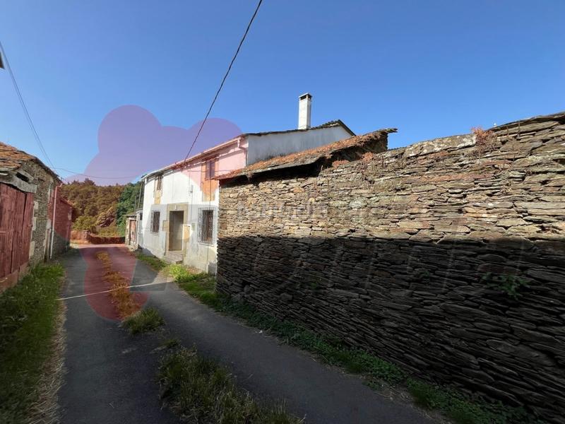 Foto 6f5d69d1-d86a-4181-ae9f-f12d8e5acd86. Maison avec parking dans Guntín