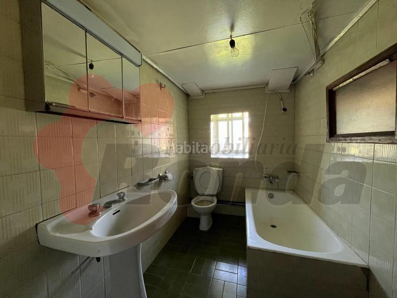 Foto f187df43-9e4e-4753-b6b1-1722efbd9f66. Maison avec parking dans Guntín