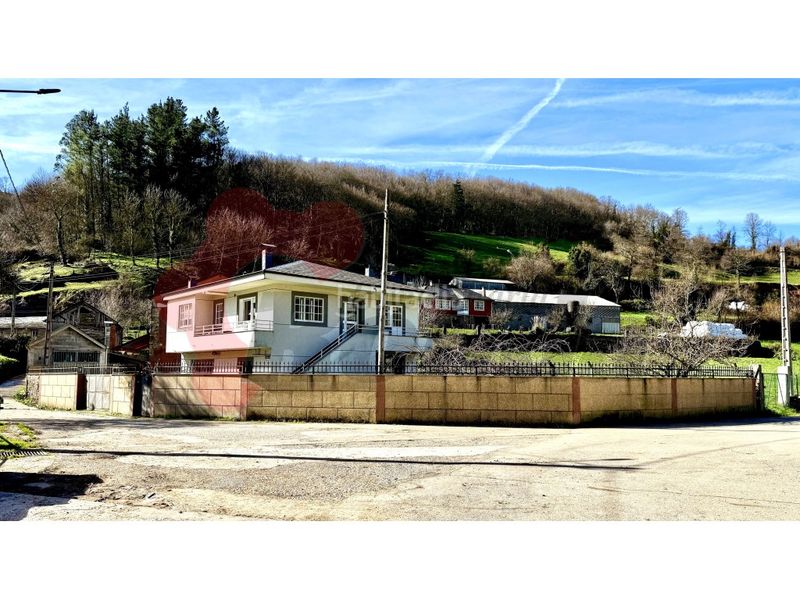 Foto 2ee7af34-77f8-4ece-8a08-f155f12f91e3. Casa amb aparcament a Becerreá