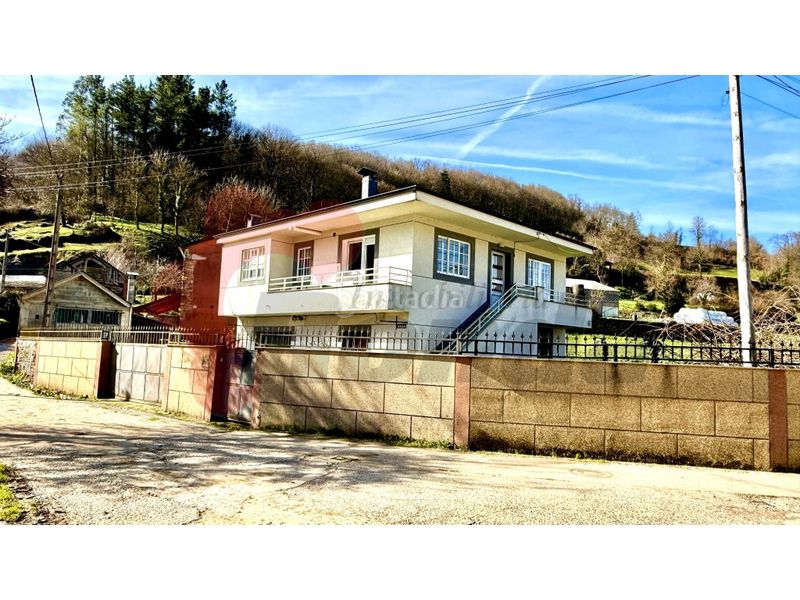 Foto 5c6c01b0-2021-40bd-8eac-0c289fa391b2. Casa amb aparcament a Becerreá