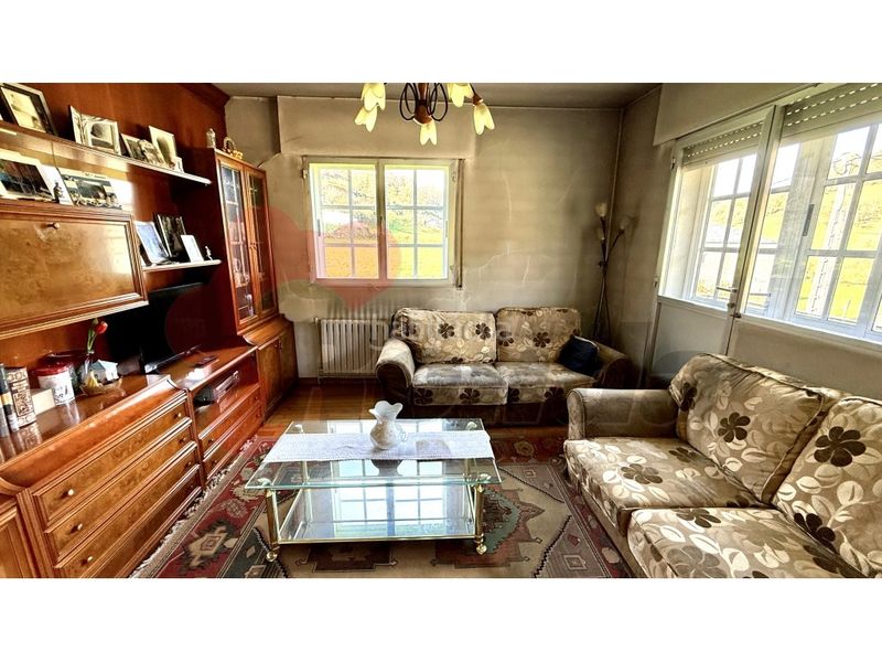 Foto f5b9703b-0d1d-495e-a117-2bb460513e64. Casa amb aparcament a Becerreá
