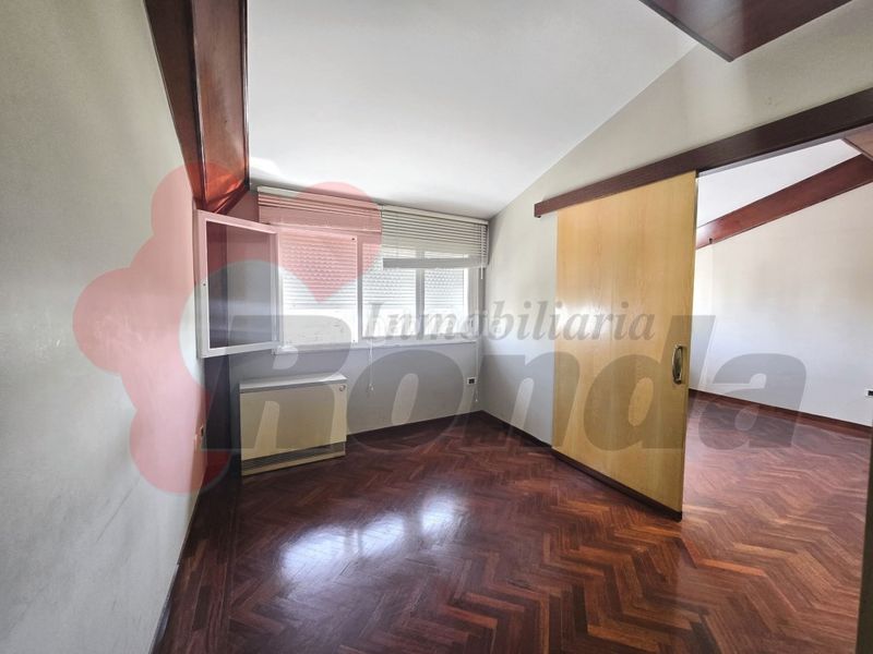 Foto 9ca4f977-0444-4f1a-b7cb-72bc7abd78b2. Rent office space in Centro - Recinto Amurallado Lugo