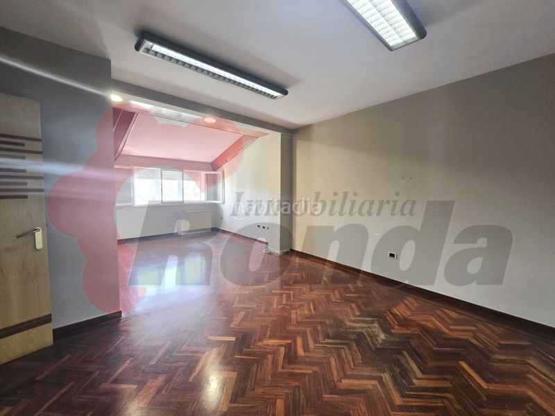 Foto ef6a3c2f-ab16-4120-abfb-48cbc447ae38. Rent office space in Centro - Recinto Amurallado Lugo