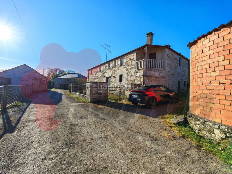 Foto 0fea153a-ebd8-4a5b-b3b1-3baf2ea95ab3. Casa amb aparcament a Friol