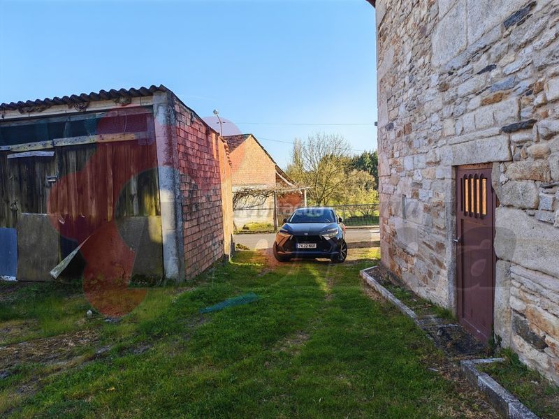 Foto a065b45c-2594-4f7b-8a17-af9f51a4cc36. Casa amb aparcament a Friol