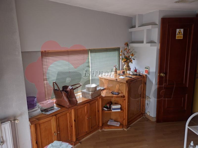 Foto 0406c388-ddf2-404f-b058-bbfcbcbec8e3. Alquiler local comercial peluquería totalmente acondicionada en Lugo