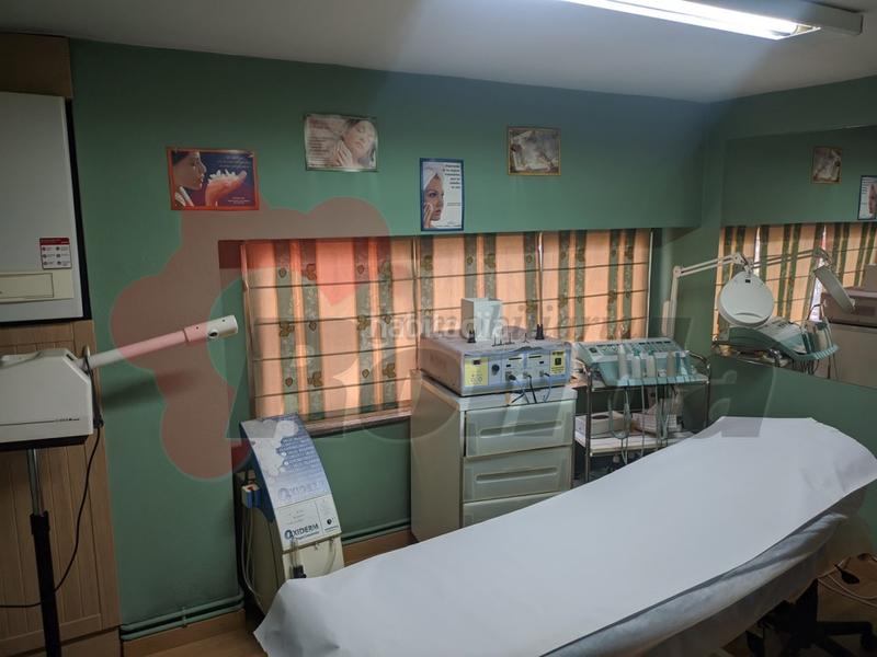 Foto d18688d1-831c-4136-9383-050c37e9bdab. Alquiler local comercial peluquería totalmente acondicionada en Lugo