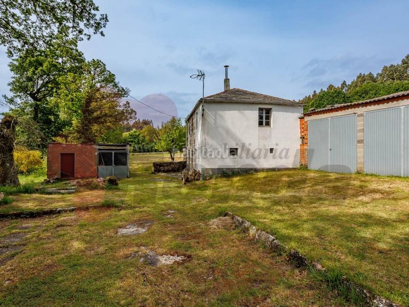 Foto aee52fbb-ed25-47d5-914c-1f78a002ae74. Casa con parcheggio in Outeiro de Rei
