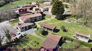 Masia  Rúa loureiros. Conjunto de casas rústicas con calificación urbana funcionando c