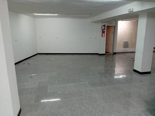 Lloguer Local Comercial a La Moreria. Alquiler local.
se alquila local en sótano.
cuenta con 150 met