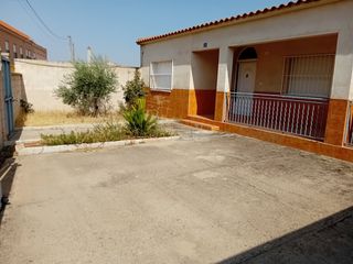 Chalet in Pozuelo de Calatrava. Chalet en pozuelo de calatrava con 390 m, 3 dormitorios, 2 baños