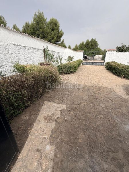Foto a3aecbe3-a8a8-4bd4-ba8b-6adac711dd45. Masia amb xemeneia calefacció aparcament a Pozohondo