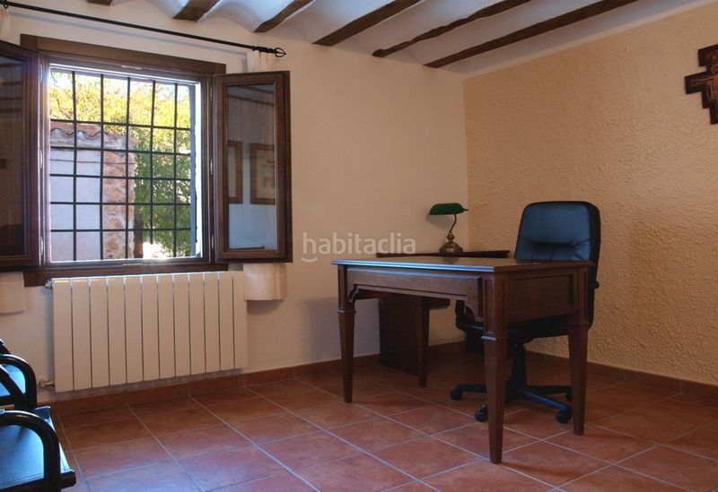 Foto e0fbc06e-6e6a-4dac-beff-4535e98e610e. Masia amb xemeneia calefacció aparcament a Pozohondo