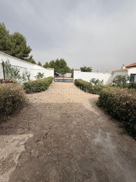 Foto f88e3821-e588-40e6-bdef-9e82fd41d265. Masia amb xemeneia calefacció aparcament a Pozohondo