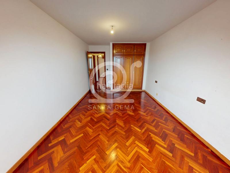 Foto 80799678-dac2-4963-a289-d49b107111b2. Duplex avec chauffage parking dans Eirís Coruña (A)