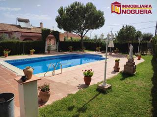 Masia a Fuente Palmera. Parcela con casa, piscina y olivar en el villar
