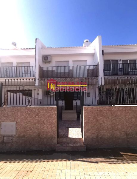 Foto 8ce265f8-354d-42b9-bc4d-8549d93c0261. Casa a calle ciprés 19 a Écija