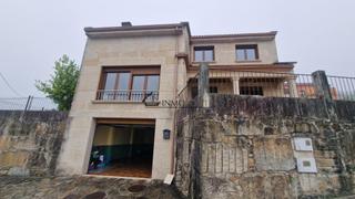 Maison à Campo Lameiro. Se vende casa de 264 m2 con terreno de 373m2, jardín y piscina e