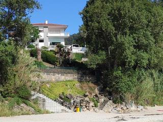 Casa a Marín. Exclusivo chalet en primera línea de playa con acceso directo al