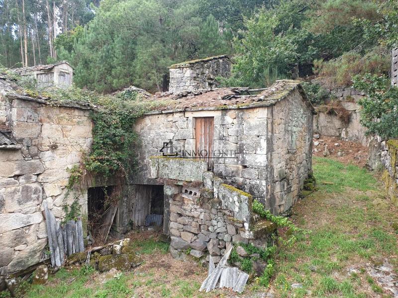 Foto 0b1c491f-6a8b-4f5f-a7a9-dc52f289468e. Casa conjunto de casas para restaurar en san isidro se vende conjunto de casas para rehabilitar en un entorno natural privilegiado, ide en Campo Lameiro