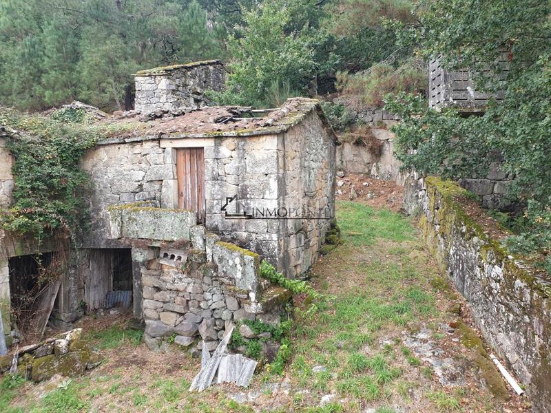 Foto 695772ac-3f1c-4229-9620-24717923a1c0. Casa conjunto de casas para restaurar en san isidro se vende conjunto de casas para rehabilitar en un entorno natural privilegiado, ide en Campo Lameiro