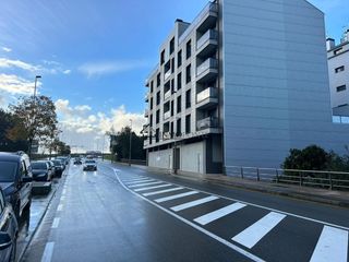 Local Comercial a Zona Fernández Labreda. Descubre una oportunidad inigualable de inversión con estos dos