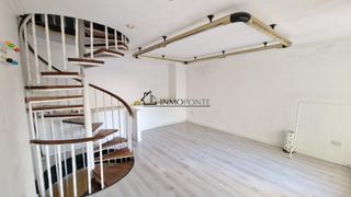 Local commercial  Rosalia de castro. Se ofrece en venta bajo comercial en la prestigiosa calle san jo