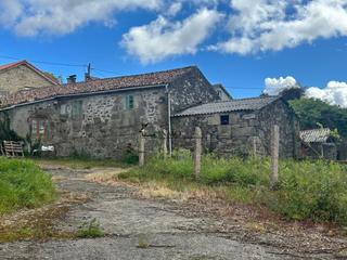 Maison à Campo Lameiro. Casa en venta en la tranquila zona de campolameiro. esta encanta